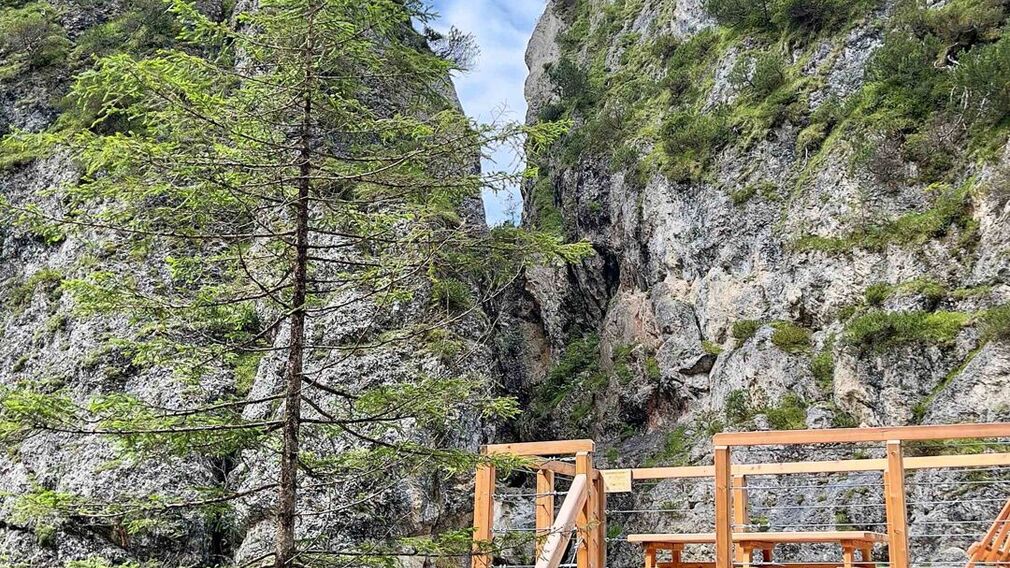 Kraftplatz mit Blick zum dreifachen Wassserfall