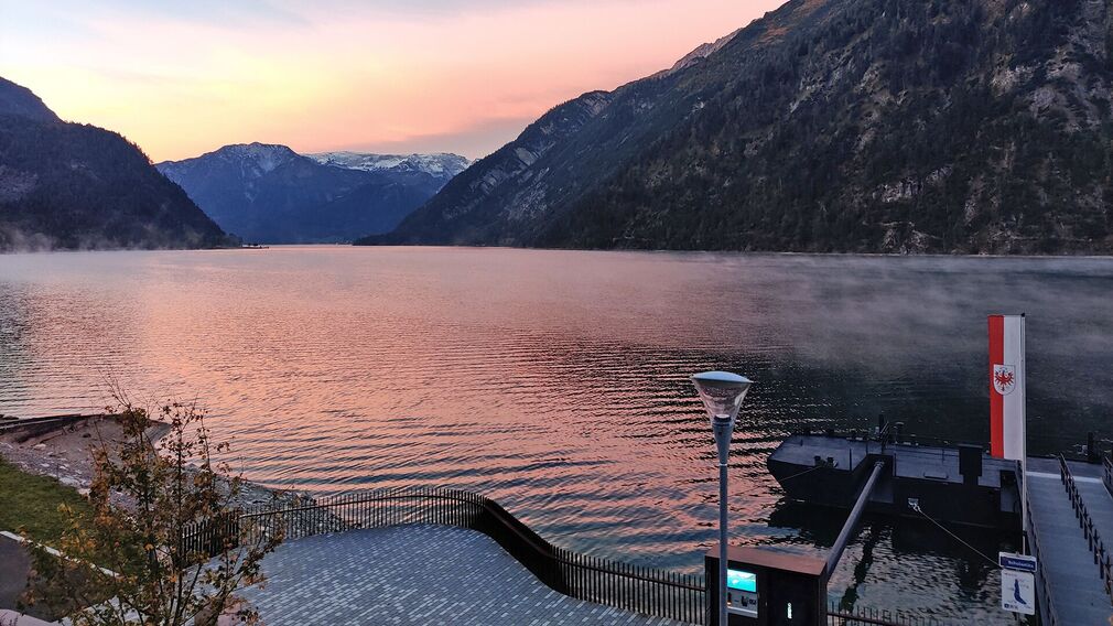 frühmorgens an der Schiffsanlegestelle Scholastika in Achenkirch
