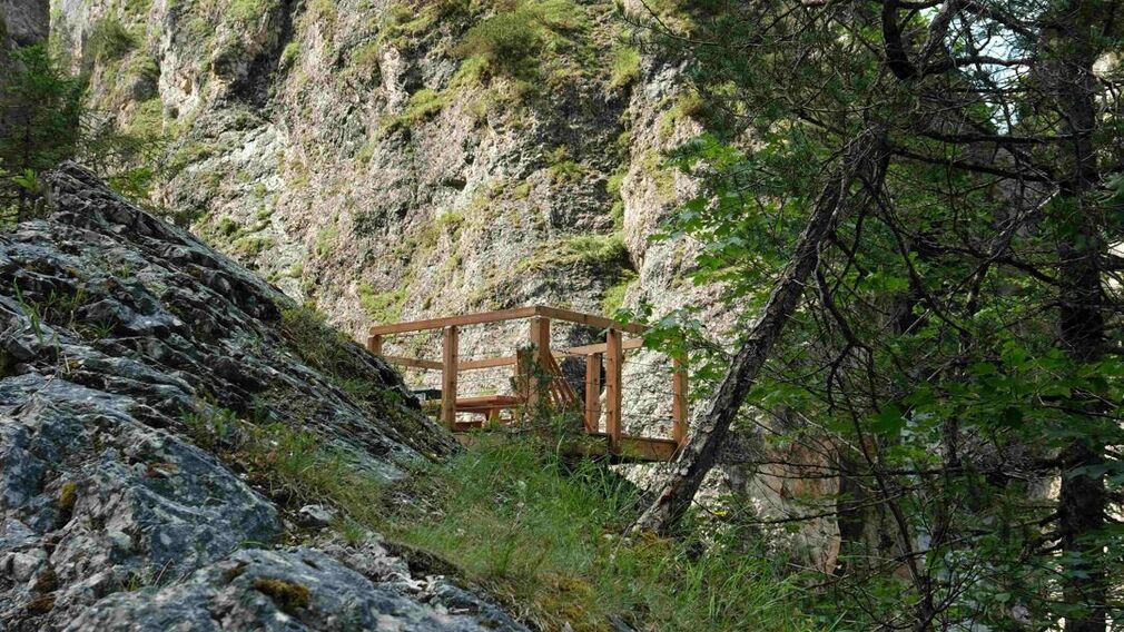 Kraftplatz mit Blick zum dreifachen Wassserfall