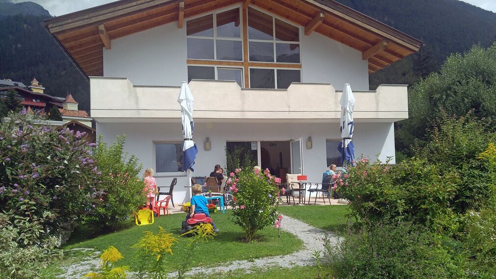 Mini golf café with terrace