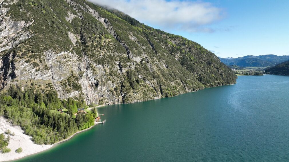 Am Mariensteig mit Blick auf den Achensee – im Hintergrund ist das Achenseehof-Areal zu sehen.