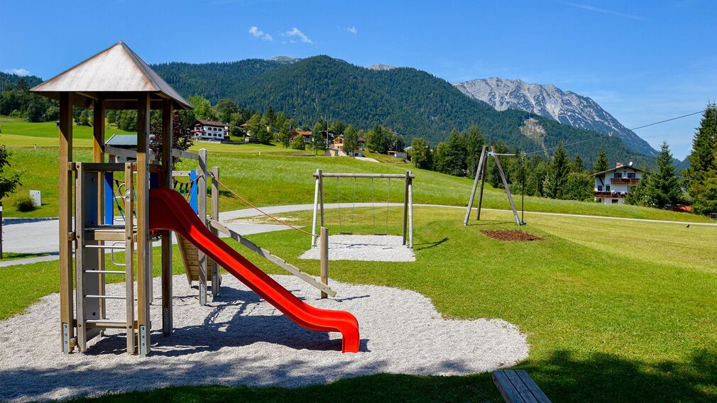 der Spielplatz in Steinberg befindet sich direkt neben der Pfarrkirche und dem Gemeindeamt