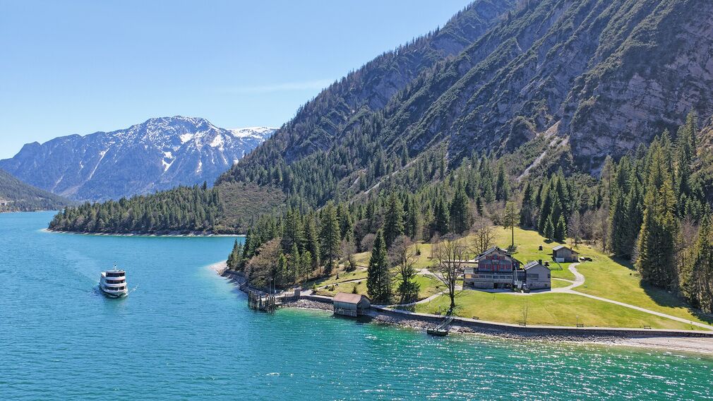 Frühling am Achensee – Schiff in Fahrt zur Gaisalm