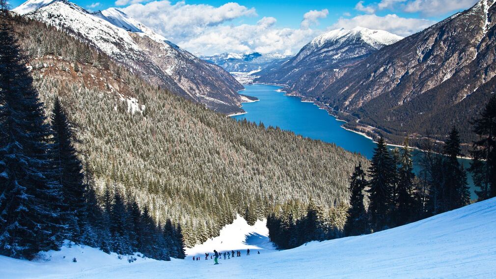 die Skitour zum Bärenkopf bietet atemberaubende Ausblicke zum Achensee und die Bergwelt rundherum
