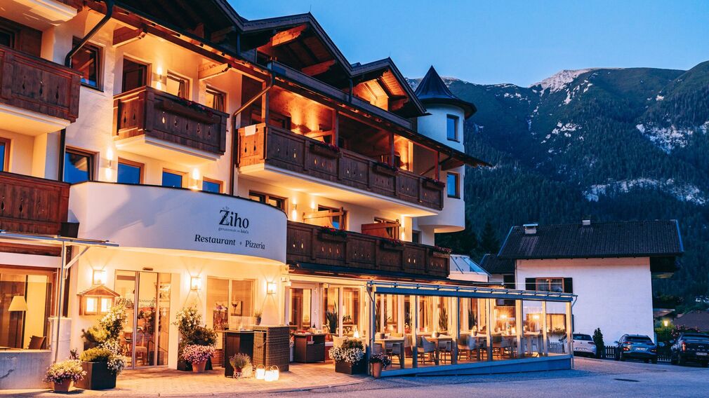 reichhaltig gedeckter Frühstückstisch im Ziho Genussreich Restaurant