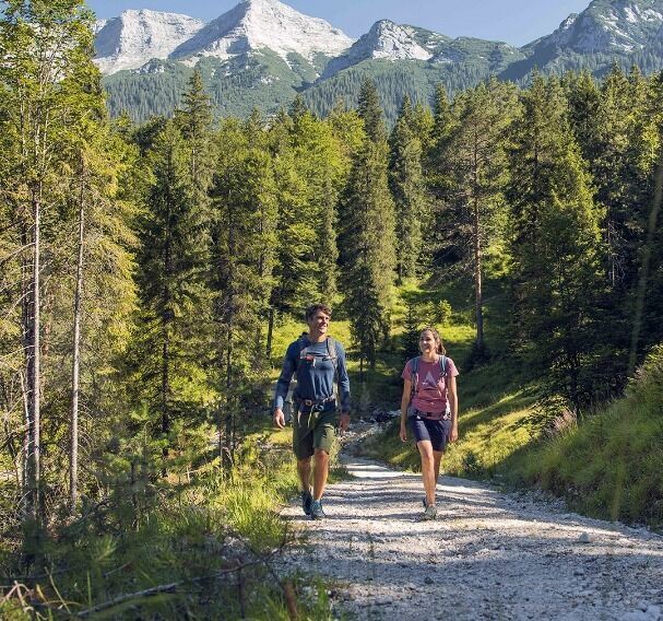 auf der Bärenwaldrunde - Ausblick zur Pfarrkirche von Steinberg
