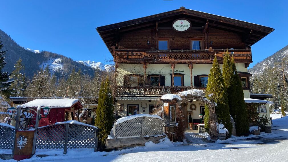 Das Waldhäusl in Steinberg am Rofan – im Winter ideal gelegen direkt an der Rodelbahn.