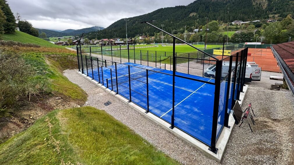 Padel wird mit 4 Personen gespielt.