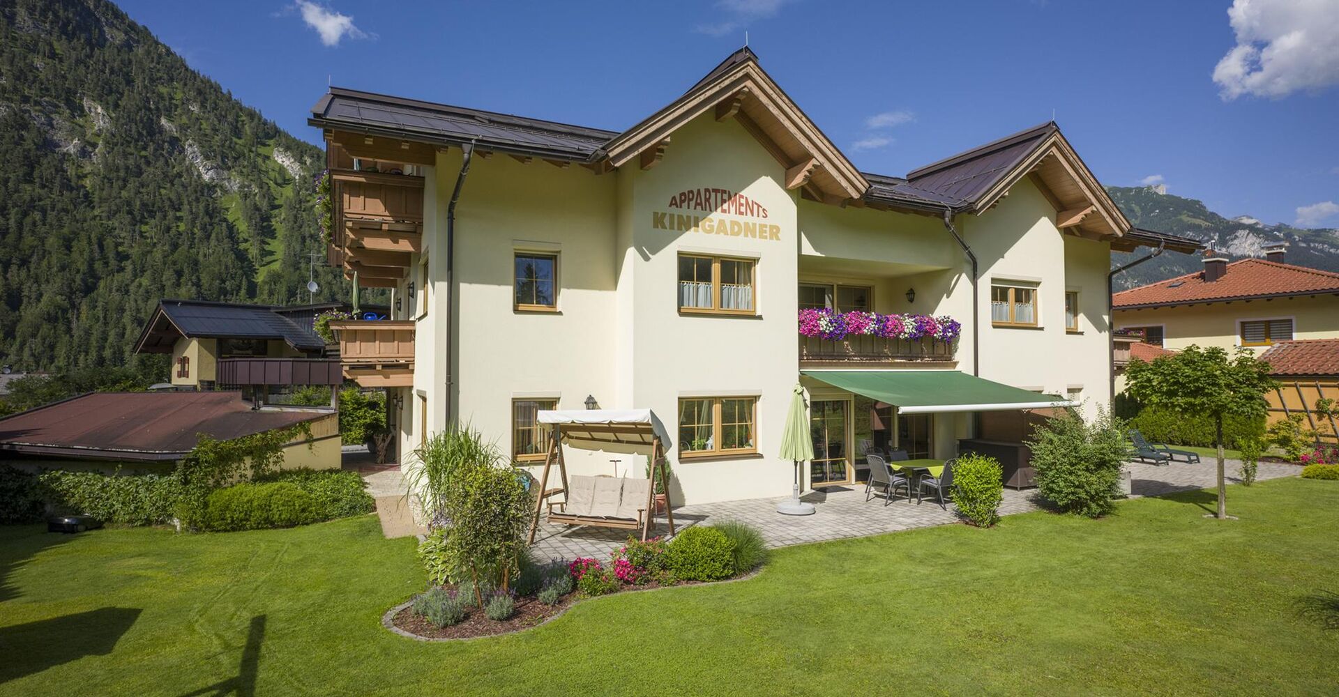 Appartements Kinigadner - Außenansicht Sommer