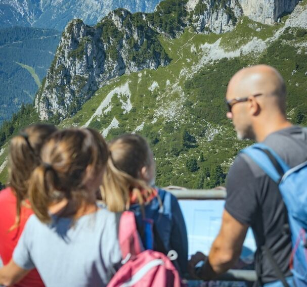 spektakuläre Aussicht vom Adlerhorst auf die Bergstation, das Ebner Joch und das Inntal