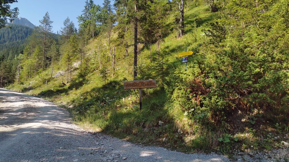 die Holzermahdalm mit Kapelle oberhalb der Grundache in Steinberg am Rofan