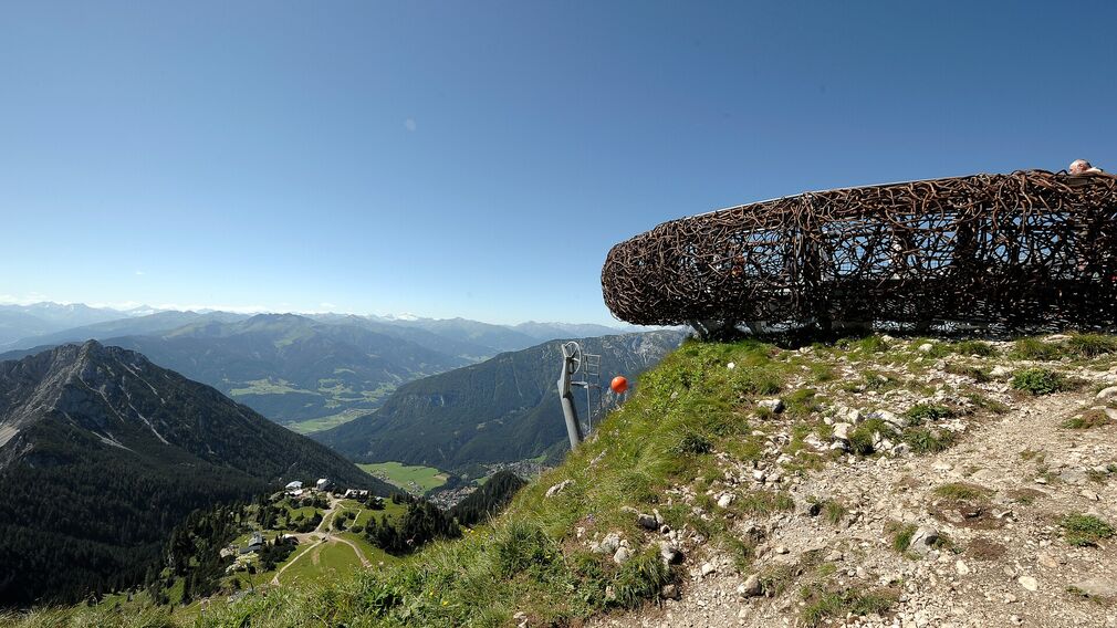 spektakuläre Aussicht vom Adlerhorst auf die Bergstation, das Ebner Joch und das Inntal