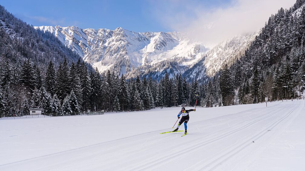 Langlaufen in Achenkirch - Seeloipe Oberautal - im Hintergrund der Alpen Caravan Park Achensee