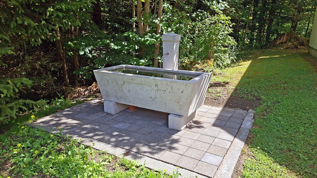 die Schanzkapelle in Achenwald in Achenkirch mit Trinkwasserbrunnen