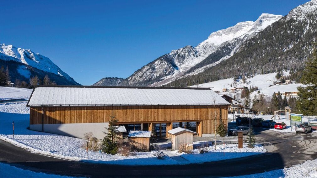 winterliche Pfarrkirche St. Lambert in Steinberg am Rofan