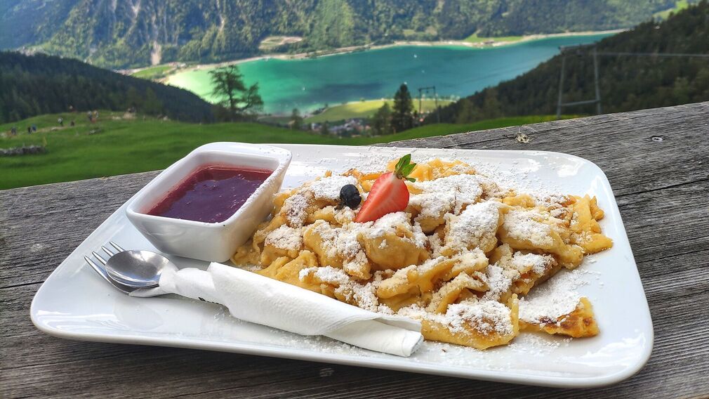 Blick auf die Dalfaz Alm, dahinter das Klobenjoch