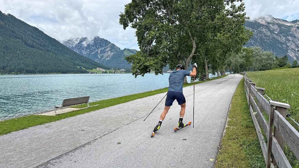 Skirollern entlang des Seeuferweges von Maurach nach Achenkirch
