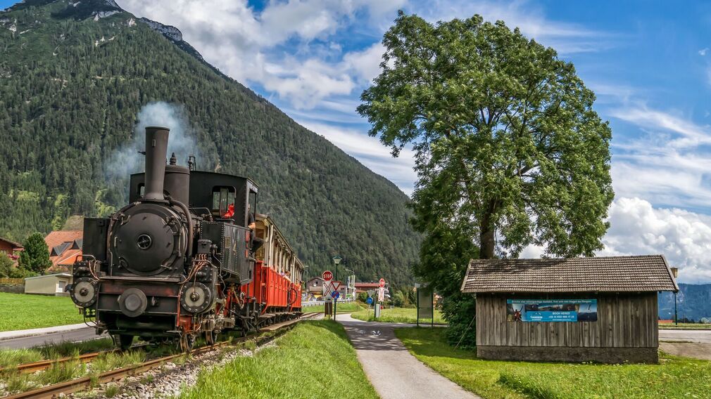 in Seespitz befindet sich zugleich die Schiffsanlegestelle und die Endstation der Achenseebahn