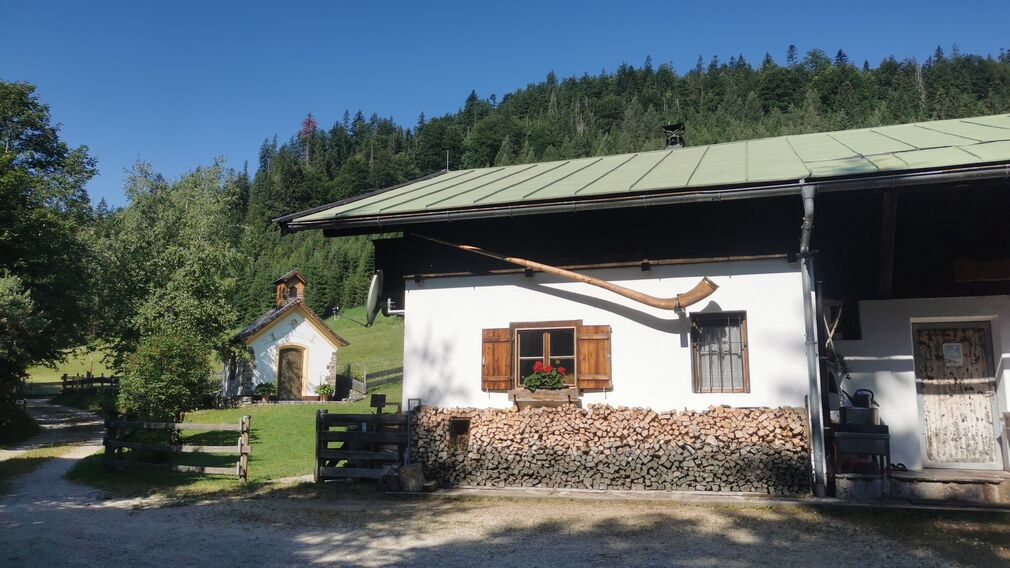 die Holzermahdalm mit Kapelle oberhalb der Grundache in Steinberg am Rofan