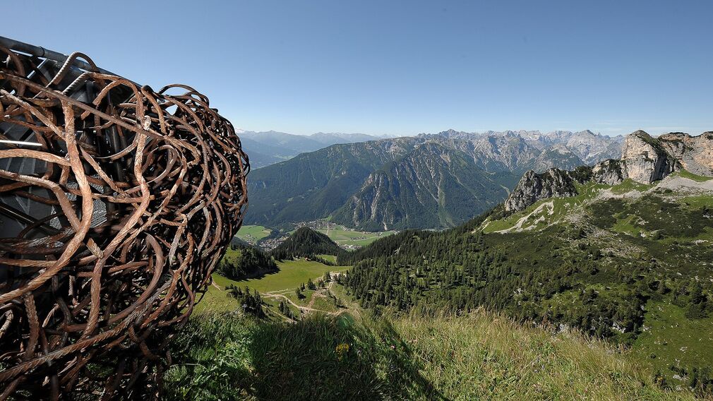 spektakuläre Aussicht vom Adlerhorst auf die Bergstation, das Ebner Joch und das Inntal