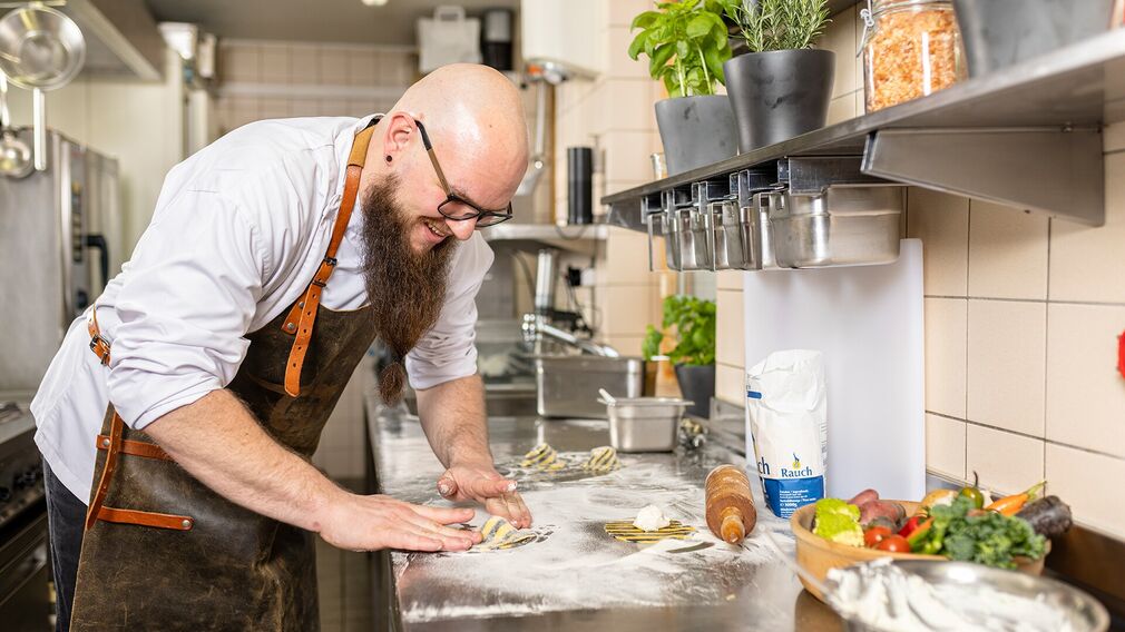 Golfvilla – Martin Hauser Jr. cooking in the kitchen