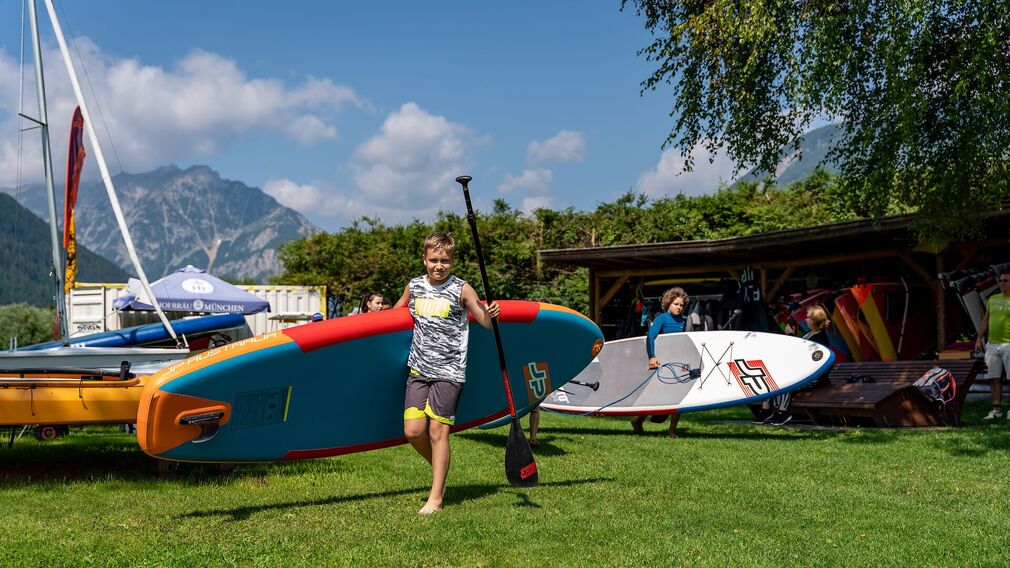 SUP-Verleih und Kurse werden im Wassersportzentrum Buchau angeboten.