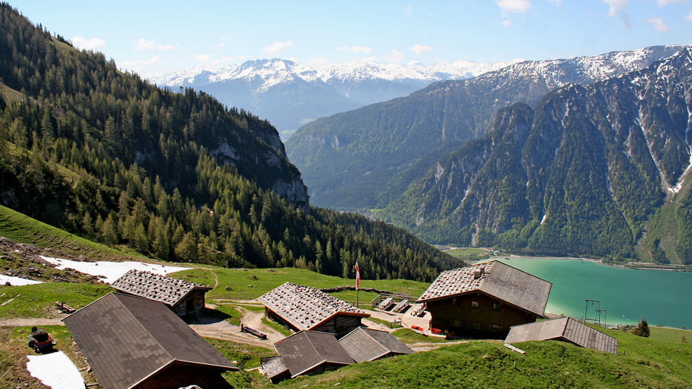 Blick auf die Dalfaz Alm, dahinter das Klobenjoch