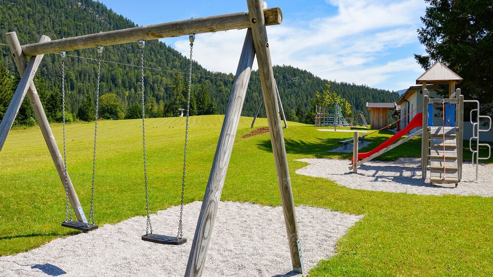 der Spielplatz in Steinberg befindet sich direkt neben der Pfarrkirche und dem Gemeindeamt