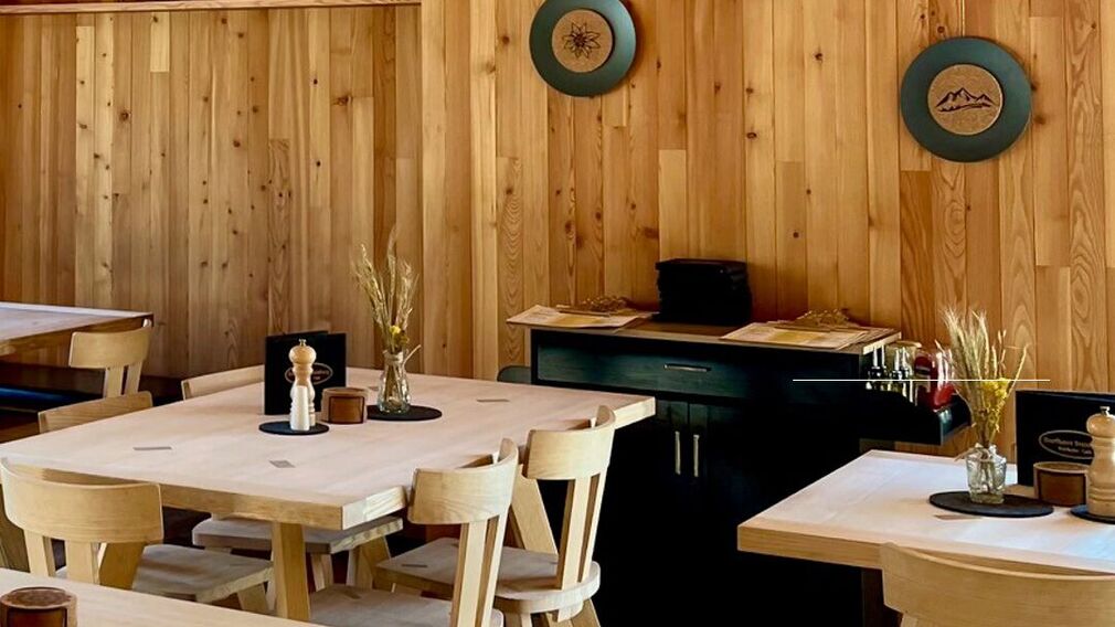 Blick zur Kirche aus der Dorfhaus Gaststube