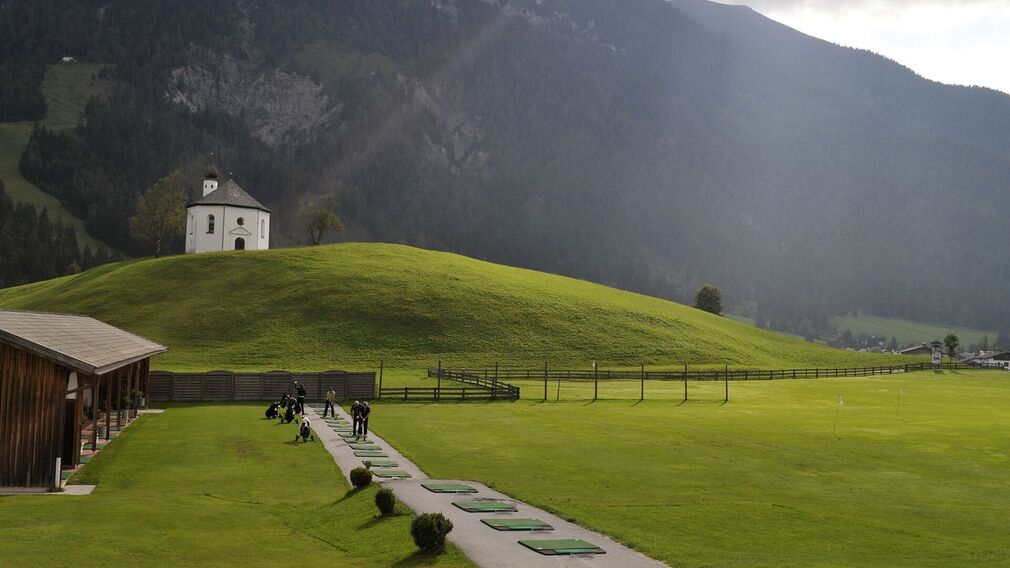 herbstliche Golfrunde am Golfplatz in Achenkirch