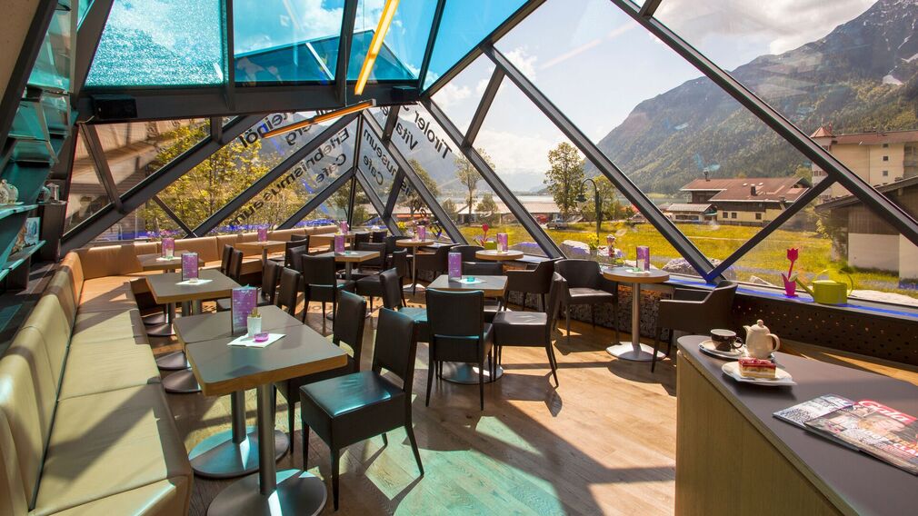 Der Eingangsbereich des Museums Tiroler Steinöl Vitalberg ist einem Stollen nachempfunden.