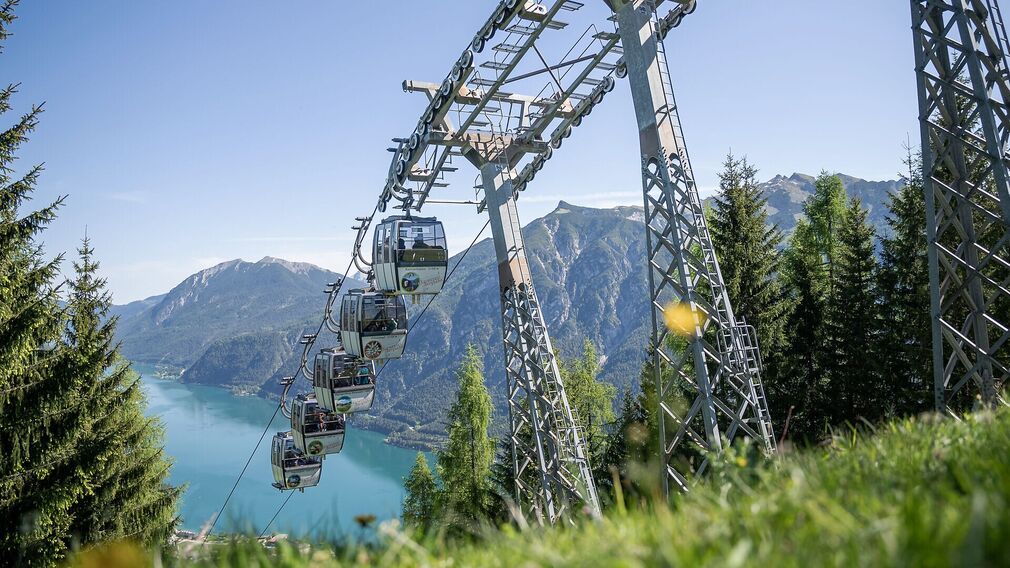 Karwendel-Bergbahn – Ankunft an der Bergstation mit Blick auf den Achensee und das umliegende Bergpanorama.