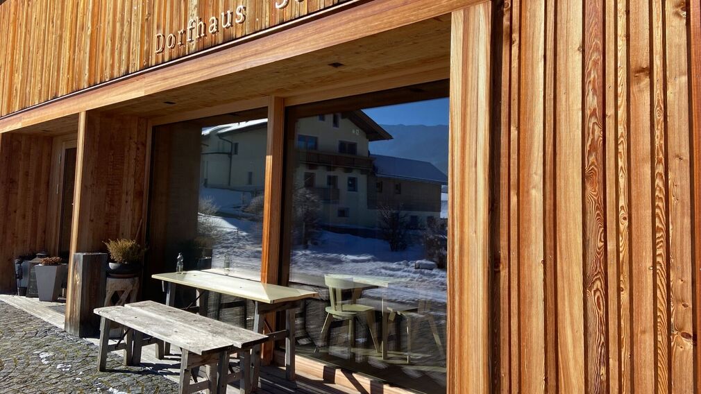 Blick zur Kirche aus der Dorfhaus Gaststube