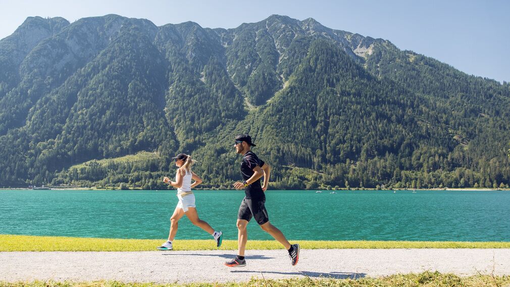laufen in Maurach - unterwegs am Seeufer bei Buchau - im Hintergrund Schiffs