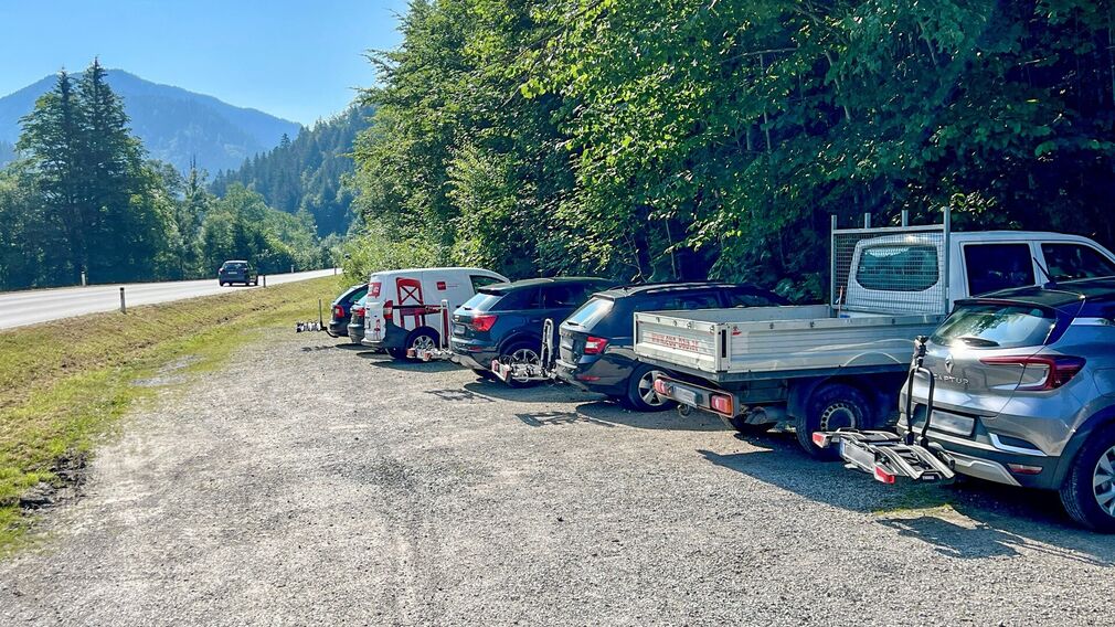zwei Mountainbiker - unterwegs auf der Rotwandalm in Richtung Bächental und Sylvensteinstausee