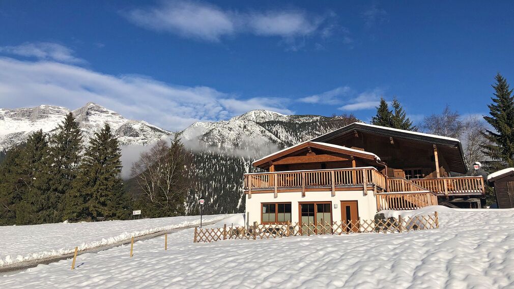 winterliche Pfarrkirche St. Lambert in Steinberg am Rofan