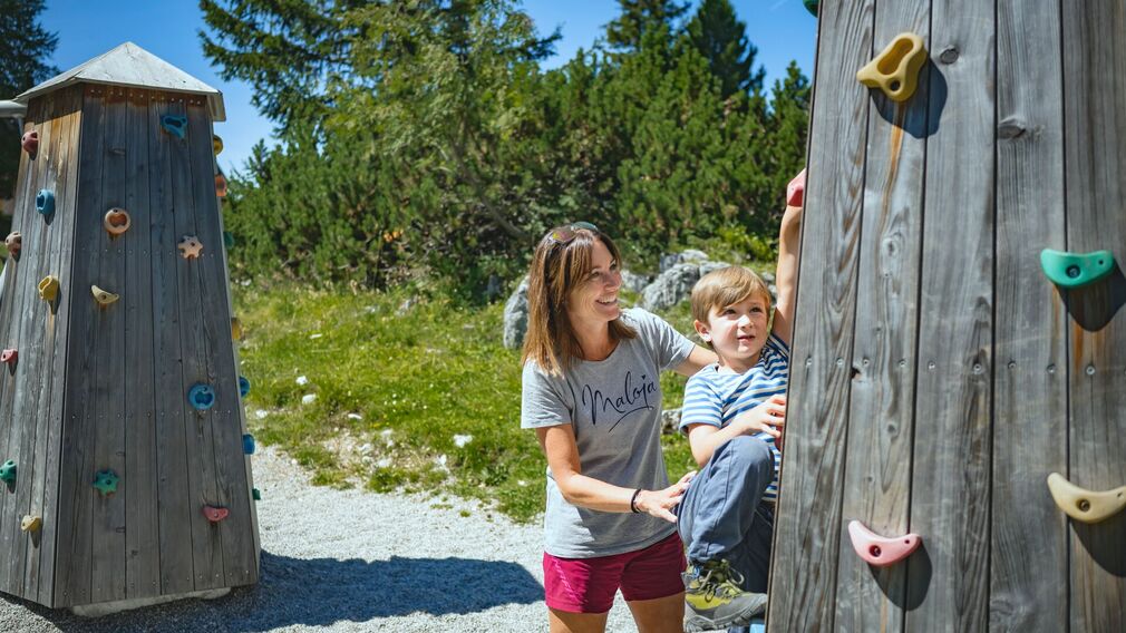 erste Kletterübungen am Spielplatz unterhalb des Almstüberls am Rofan