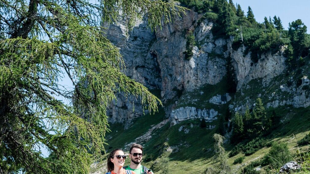 spektakuläre Aussicht vom Adlerhorst auf die Bergstation, das Ebner Joch und das Inntal
