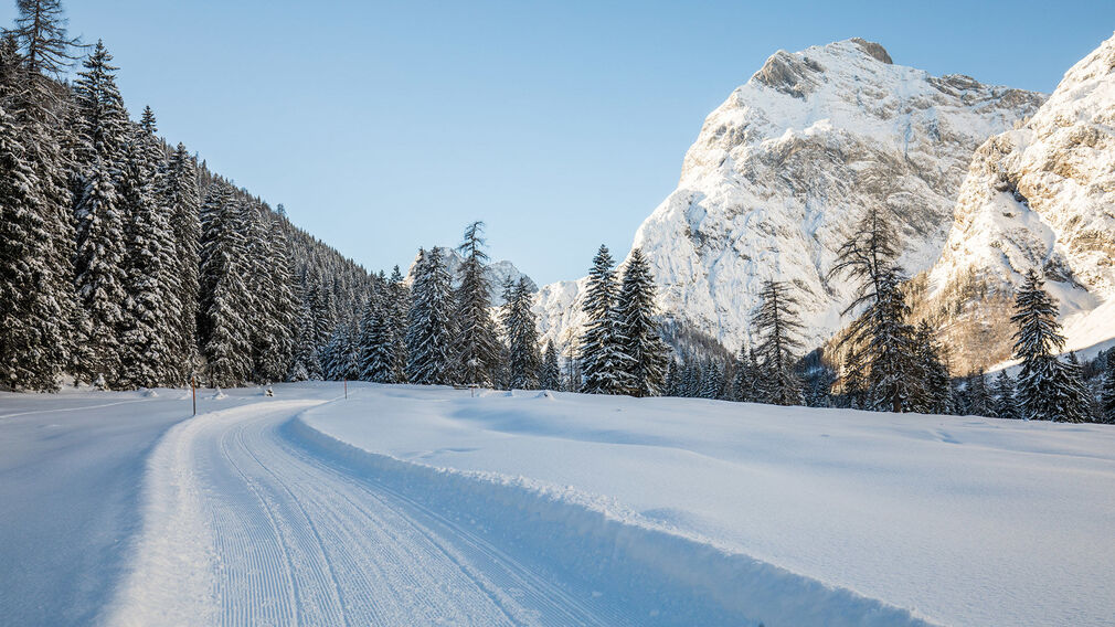Snowshoe hiking tour in the direction of the Gramai Alm - shortly after the Falzthurnalm