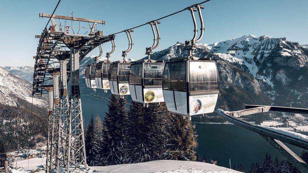 Karwendel-Bergbahn – Ankunft an der Bergstation mit Blick auf den Achensee und das umliegende Bergpanorama.