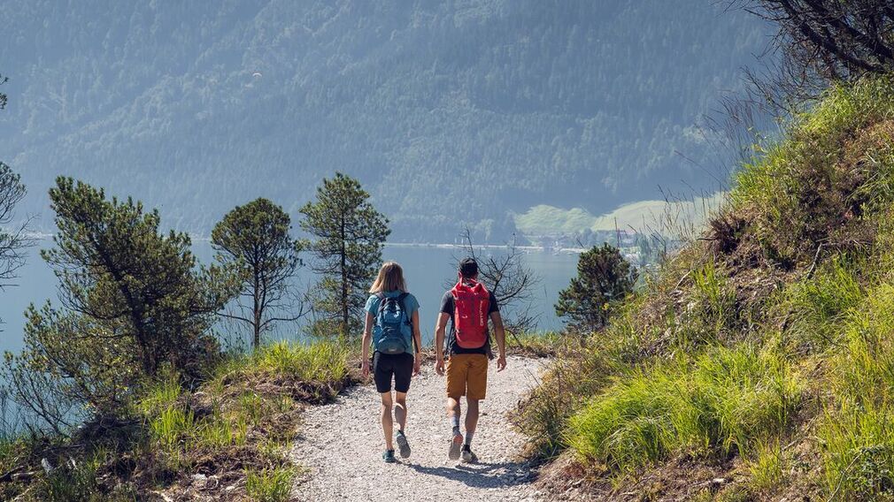 Am Mariensteig mit Blick auf den Achensee – im Hintergrund ist das Achenseehof-Areal zu sehen.