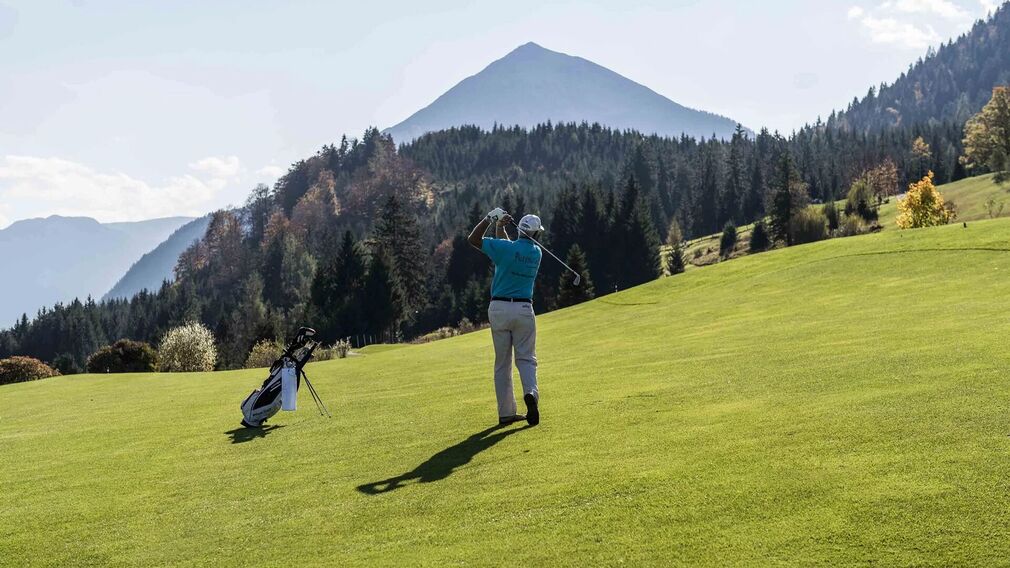 herbstliche Golfrunde am Golfplatz in Achenkirch