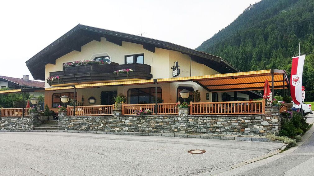 Der Kirchenwirt in Eben liegt gegenüber der Pfarrkirche "zur heiligen Notburga".