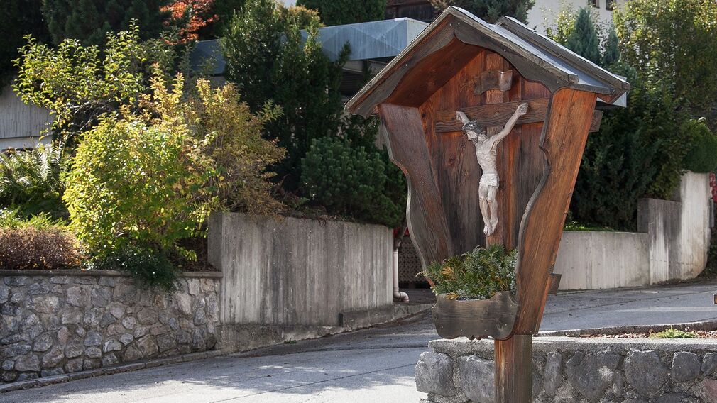 wooden wayside cross at house number 78