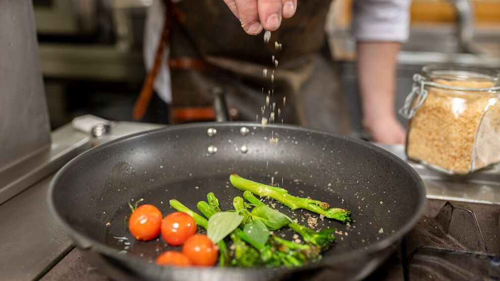 Golfvilla – Martin Hauser Jr. cooking in the kitchen