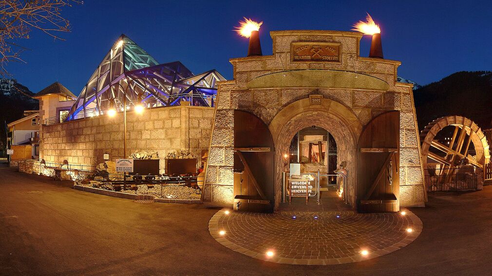 Der Eingangsbereich des Museums Tiroler Steinöl Vitalberg ist einem Stollen nachempfunden.