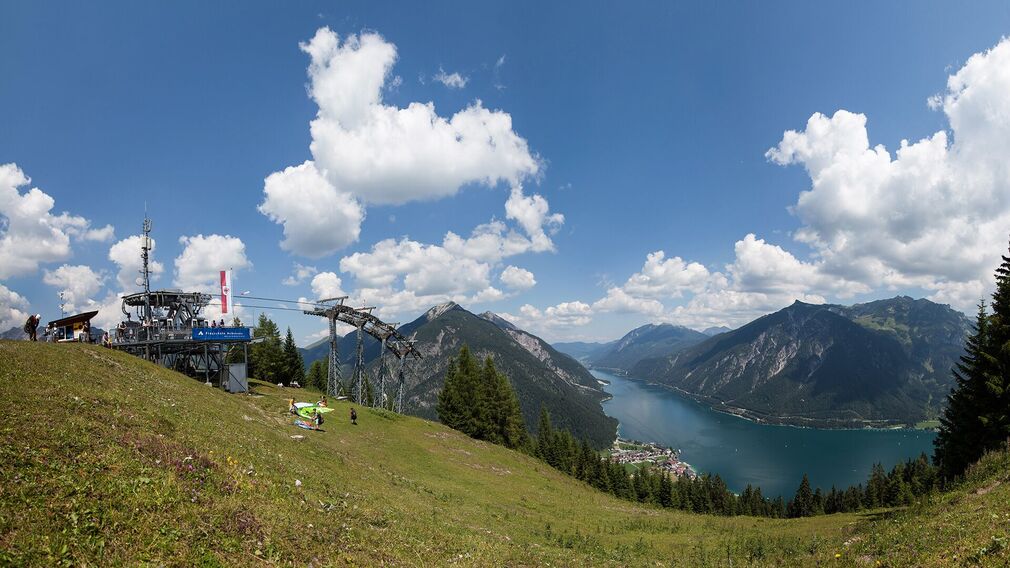 Sonnenaufgang am Bärenkopf (1.991 Meter) im Juni – rosarotes Morgenlicht über Achensee und Karwendel, Gipfel im sanften Farbenspiel.