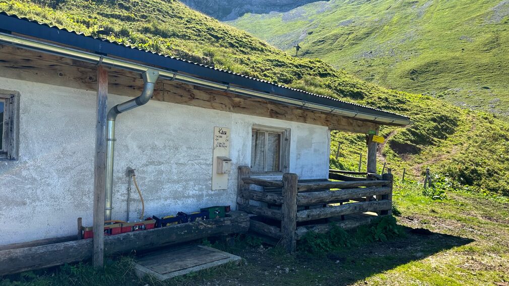 unterwegs auf der 484 Riederbergweg MTB Route - im Hintergrund der Achensee