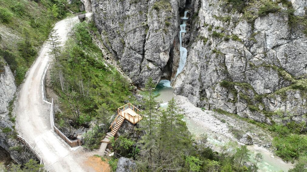 Kraftplatz mit Blick zum dreifachen Wassserfall