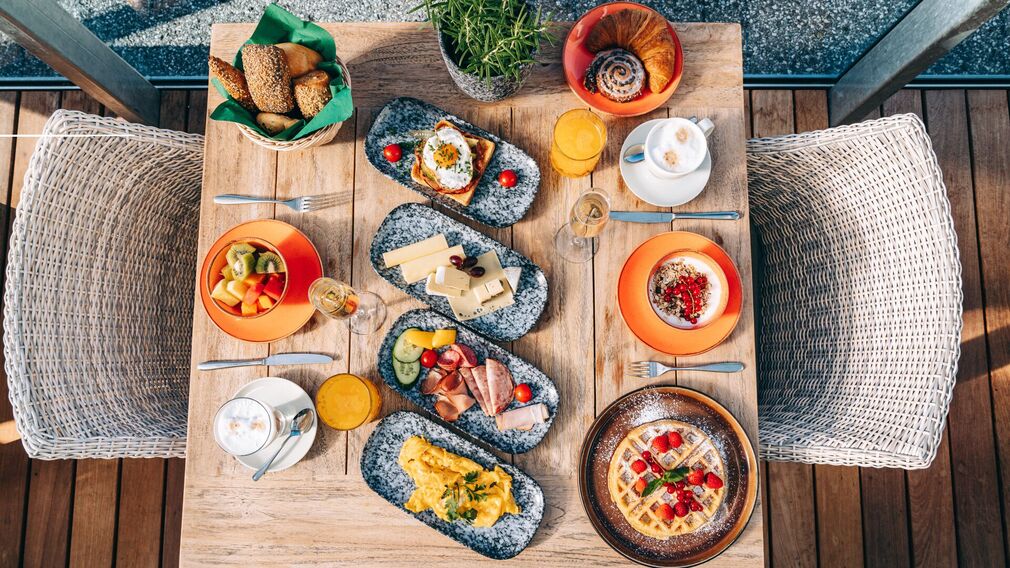 reichhaltig gedeckter Frühstückstisch im Ziho Genussreich Restaurant